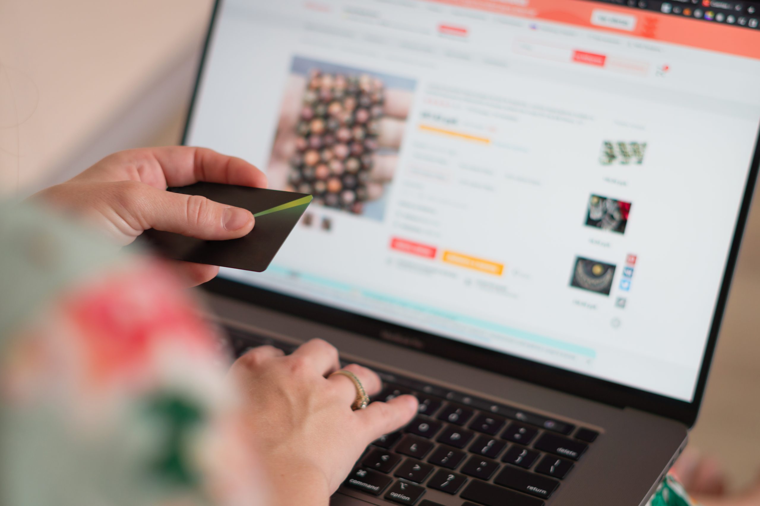 mujer-cercana-comprando-linea-tarjeta-credito