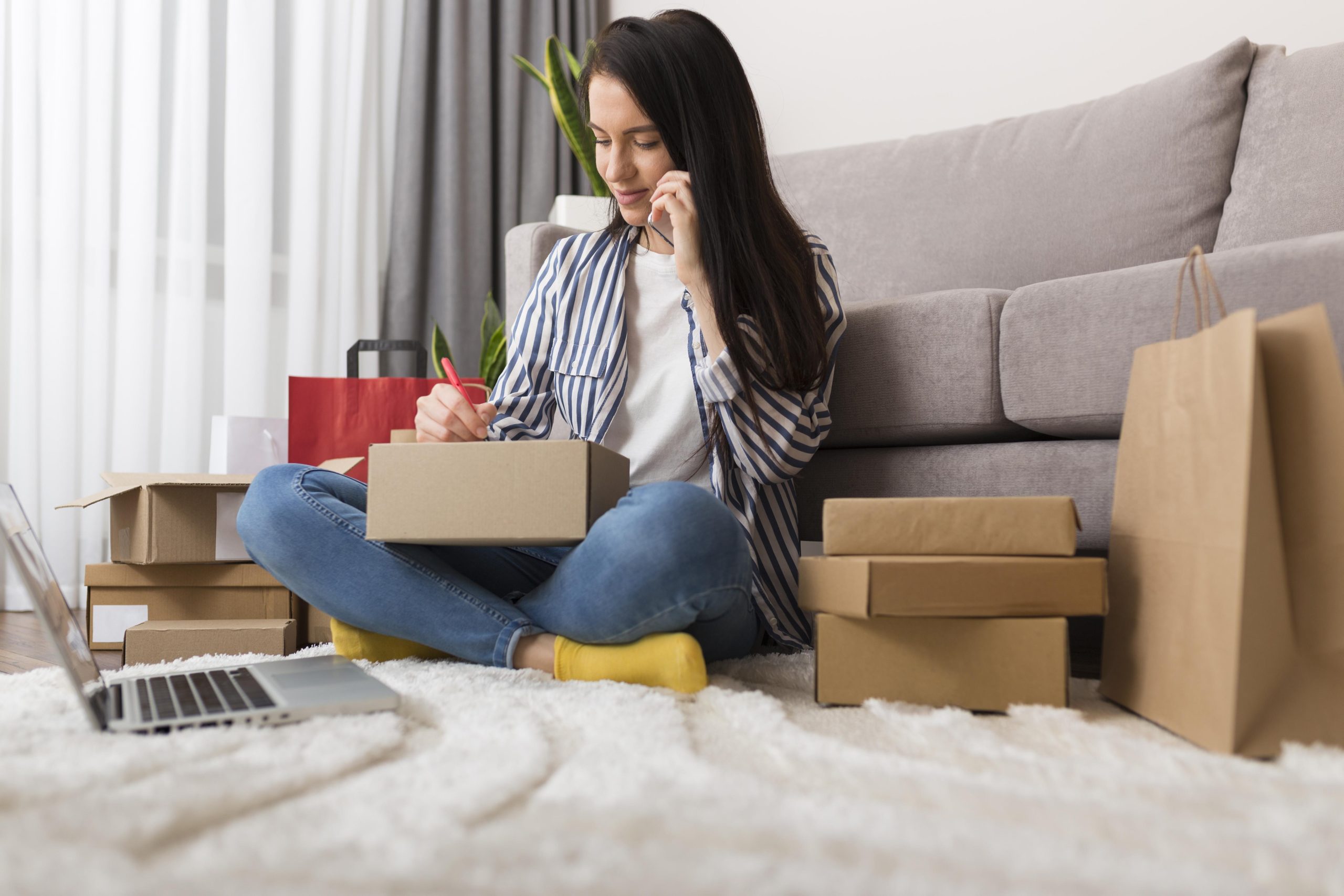 mujer-tiro-largo-sosteniendo-paquete-cyber-monday